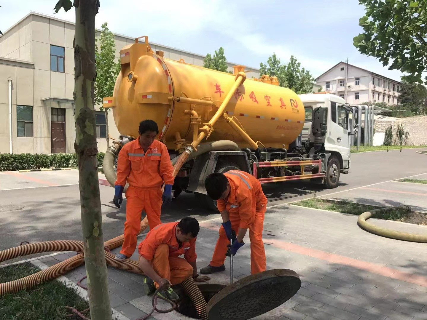 海拉尔管道疏通车停在窨井附近