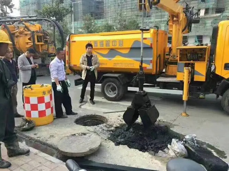 海拉尔街道：网格员化身“清道夫”，为民解忧疏通“堵心”化粪池