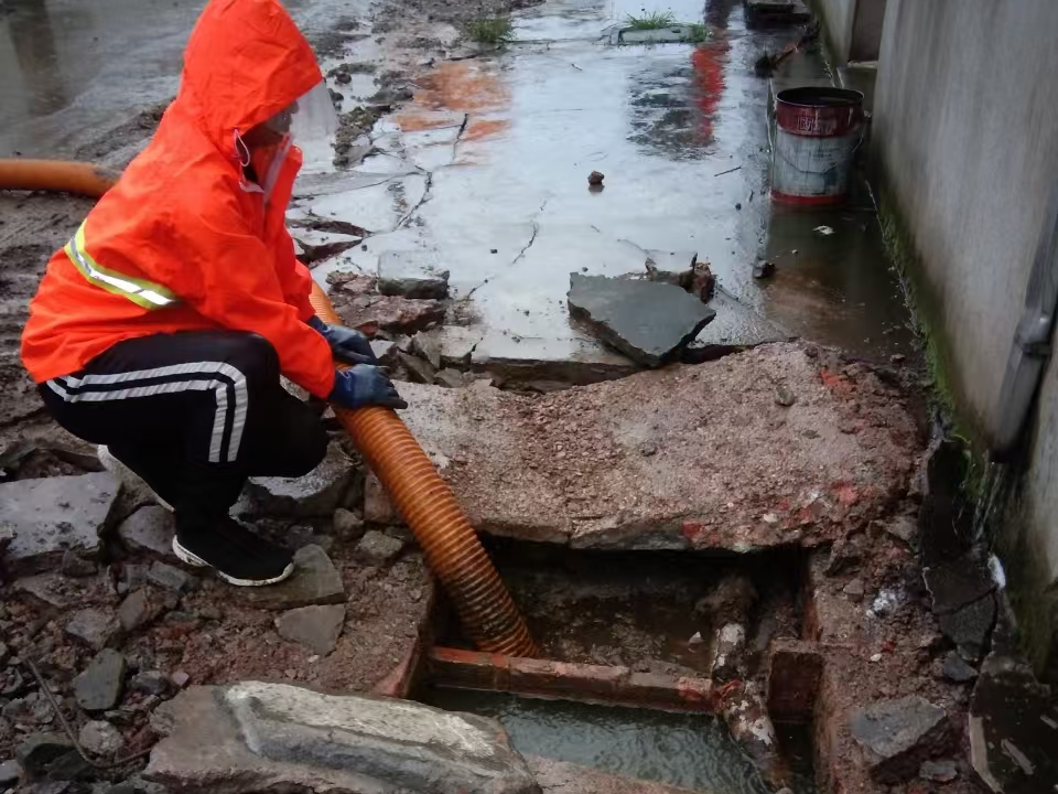 海拉尔专业清理污水池 炜誉市政以规范流程守护城市 “肠道”